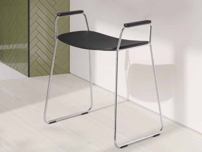 Shower stool with side support handles, seat in the colour deep black and with a chrome-plated frame
